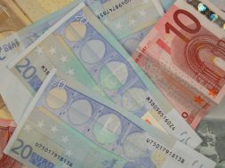 2017-03-20 11_36_19-Various_Euro_banknotes.jpg ‎- Photos