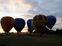 Hot_air_balloon_preparing_for_takeoff_1