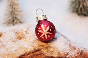 christmas-bauble-1872174_1280