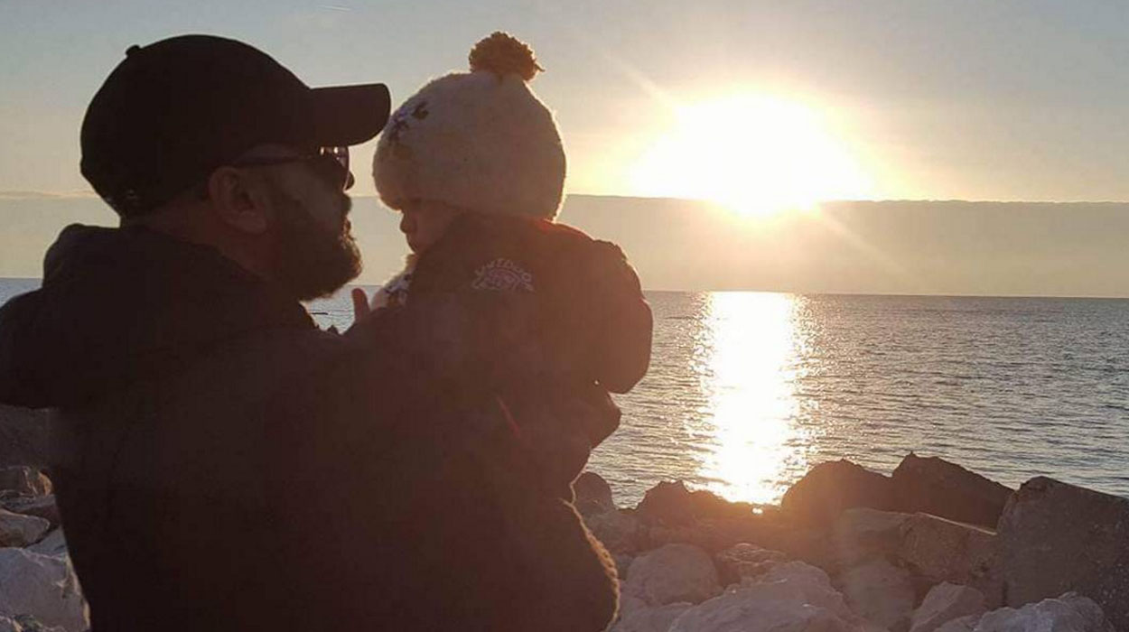 Momente të adhurueshme midis djalit dhe të atit – Ervini dhe Eran në përqafime të ëmbla