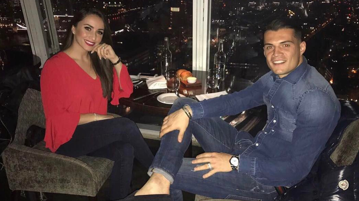 Granit Xhaka i propozon të dashurës në gjunjë