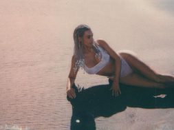 2018-01-31 13_21_59-48B60C3800000578-5326795-The_final_article_After_her_busy_day_at_the_beach_Kim_p