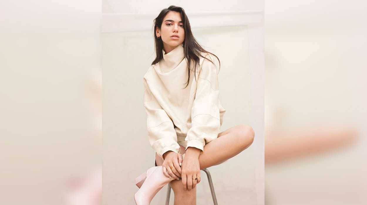 Dua Lipa shokon me deklaraten për gjoksin e saj