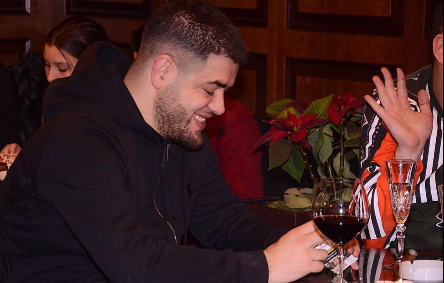 Noizy i kthehet palestrës. Filmohet i zhveshur në xhakuzi