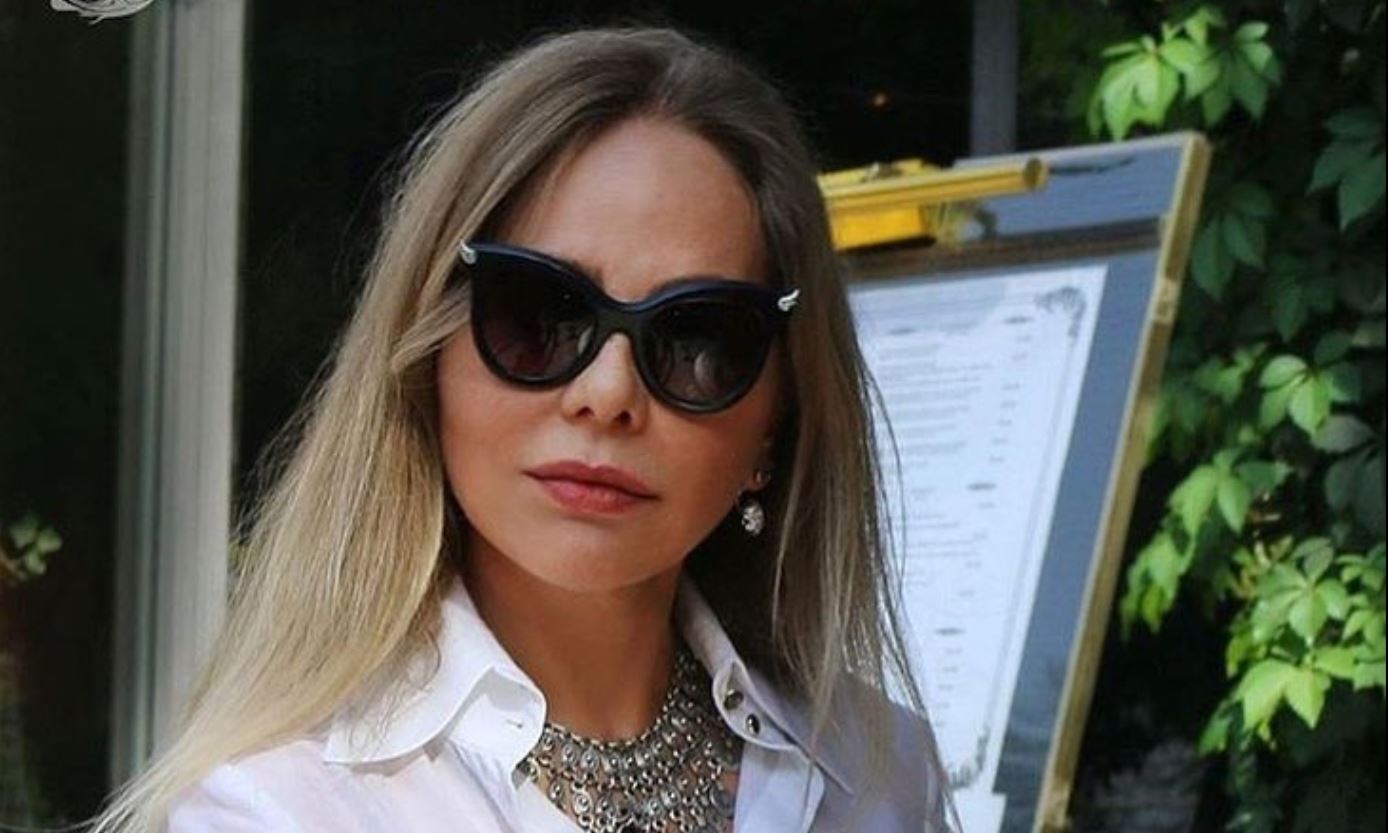 Ornela Muti i bën foto me pullë të kuqe vajzës