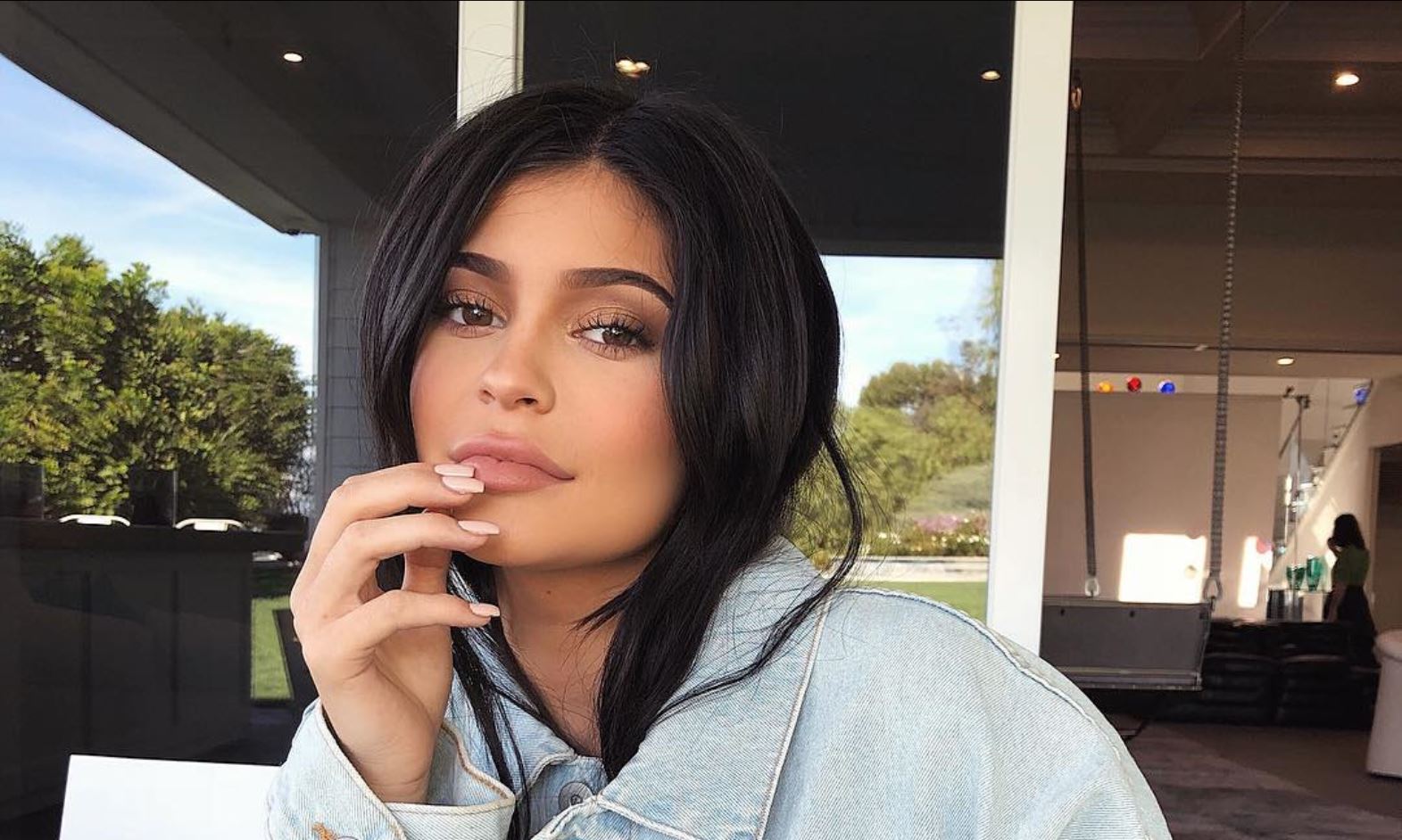 Publikohen pamjet e para të bebit, Kylie Jenner është bërë nënë