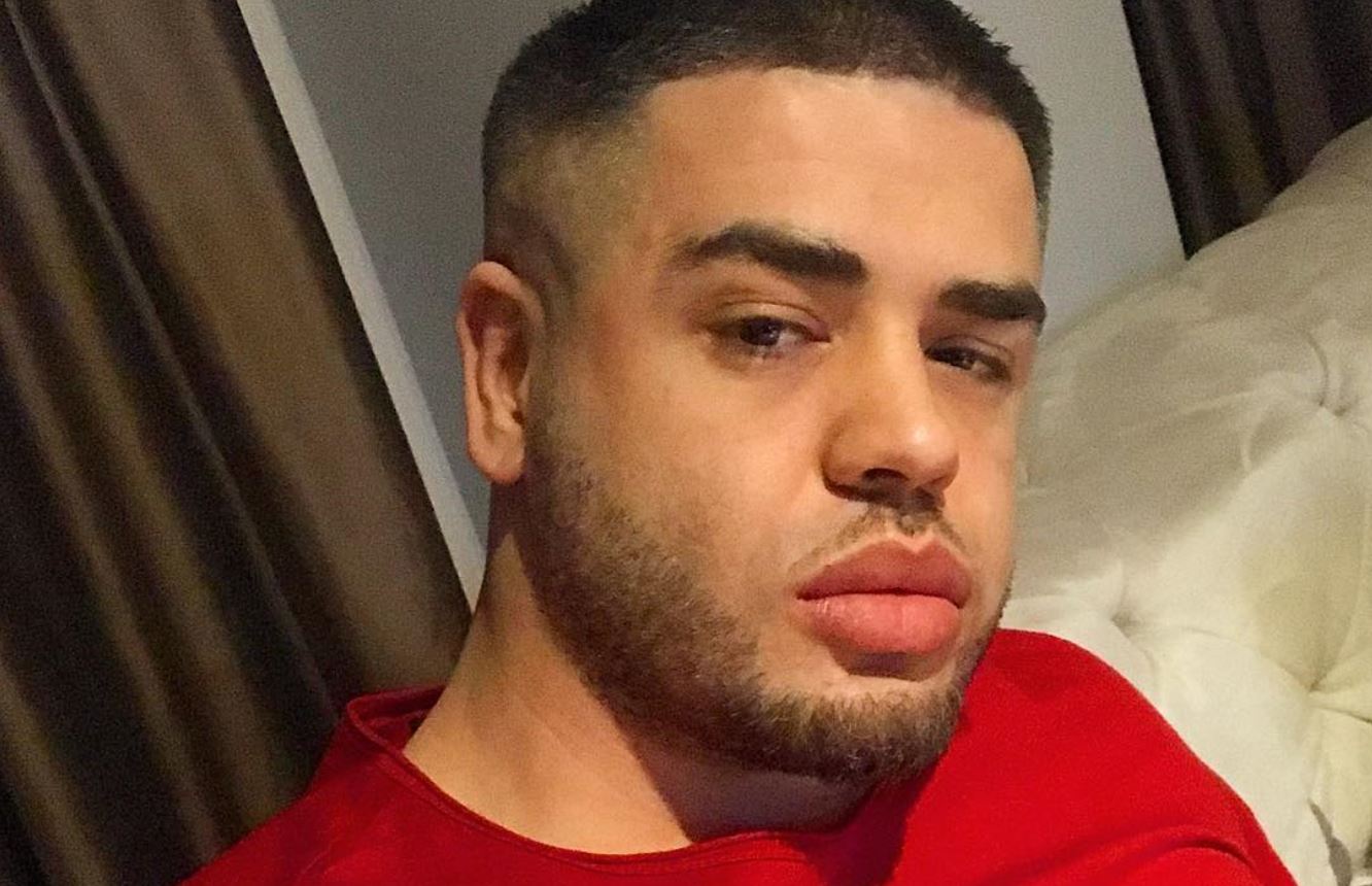 Noizy udhëton si zotëri. Nuk do ta besoni çfarë ka në makinën e tij