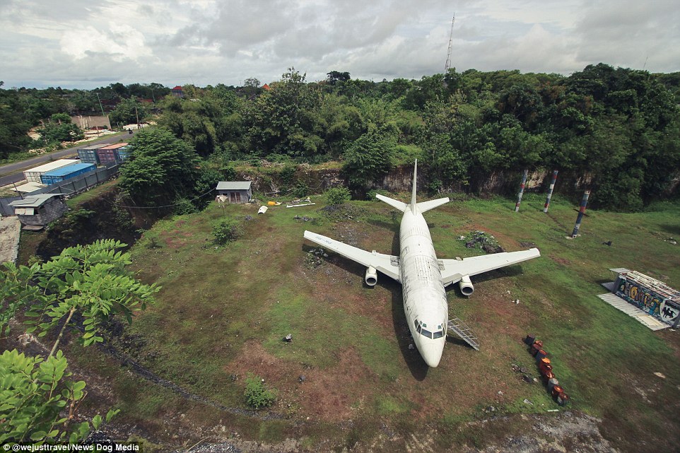 Habiten turistët në Bali, gjendet një avion misterioz