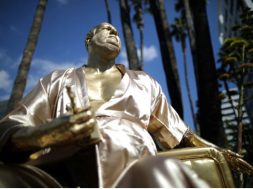 2018-03-03 15_54_54-Harvey Weinstein 'Casting Couch' statue unveiled ahead of Oscars