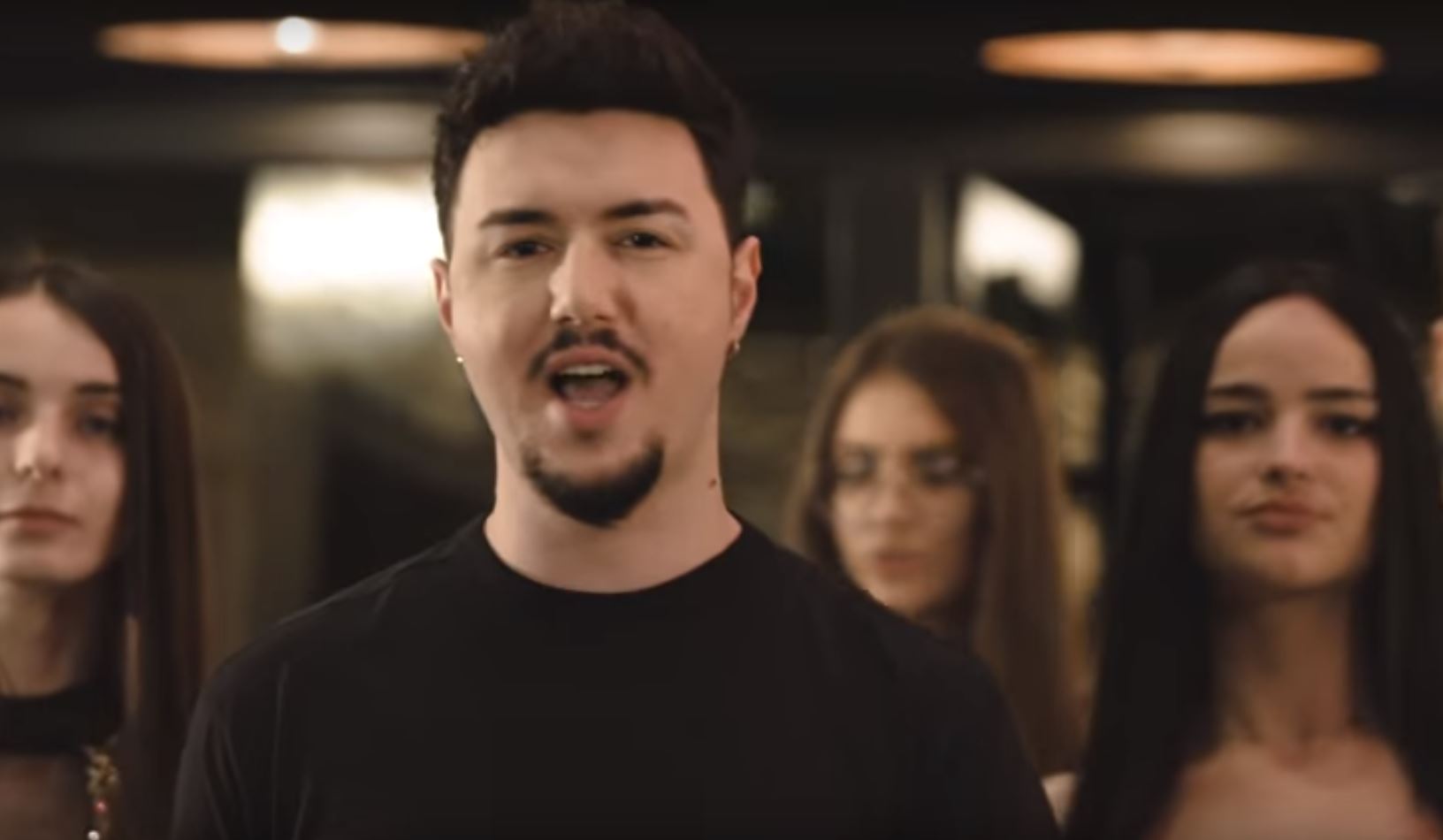 Kelvi Kadilli siç nuk e keni parë kurrë. Sjell “Vajzat e fshatit” me një ritëm shpërthyes