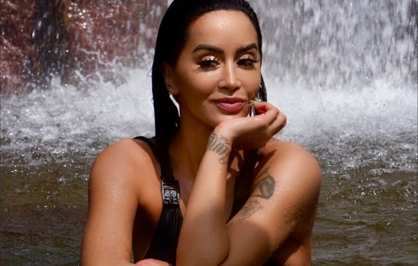 Dafina Zeqiri ekspozon gjoksin në një foto nga vaska