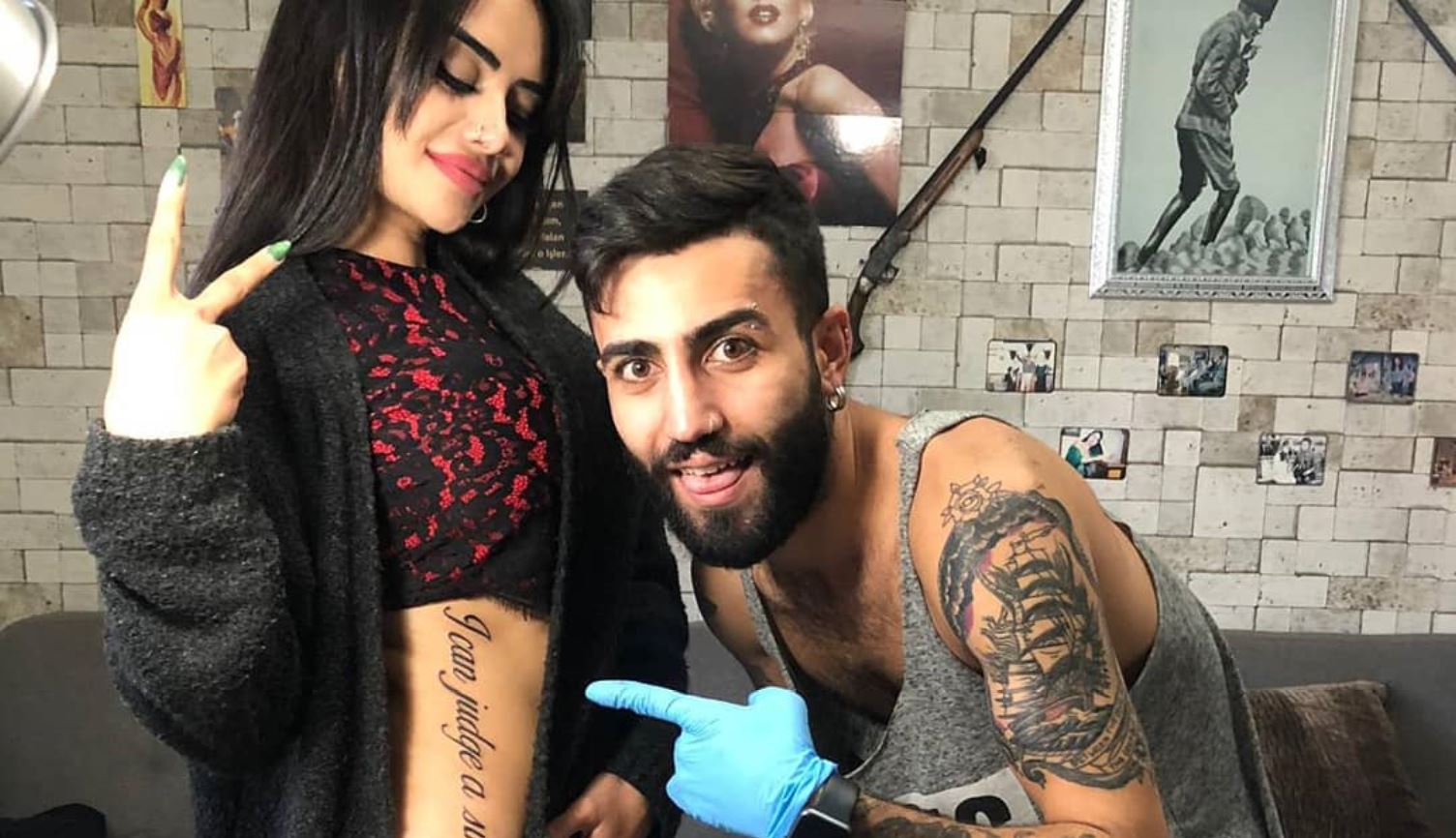 “Vetëm unë mund ta gjykoj Zotin”! Gafa e bukuroshes turke me tatuazhin, bëhet virale