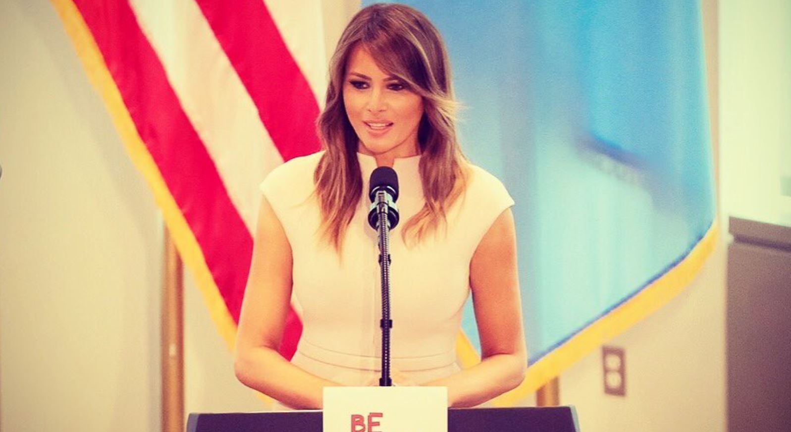 Dalldis “Melania Trump”! Del nudo mbi tavolinë në Zyrën Ovale