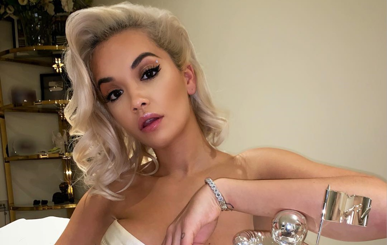 Rita Ora feston ditëlindjen, prindërit kanë urime shume speciale në shqip