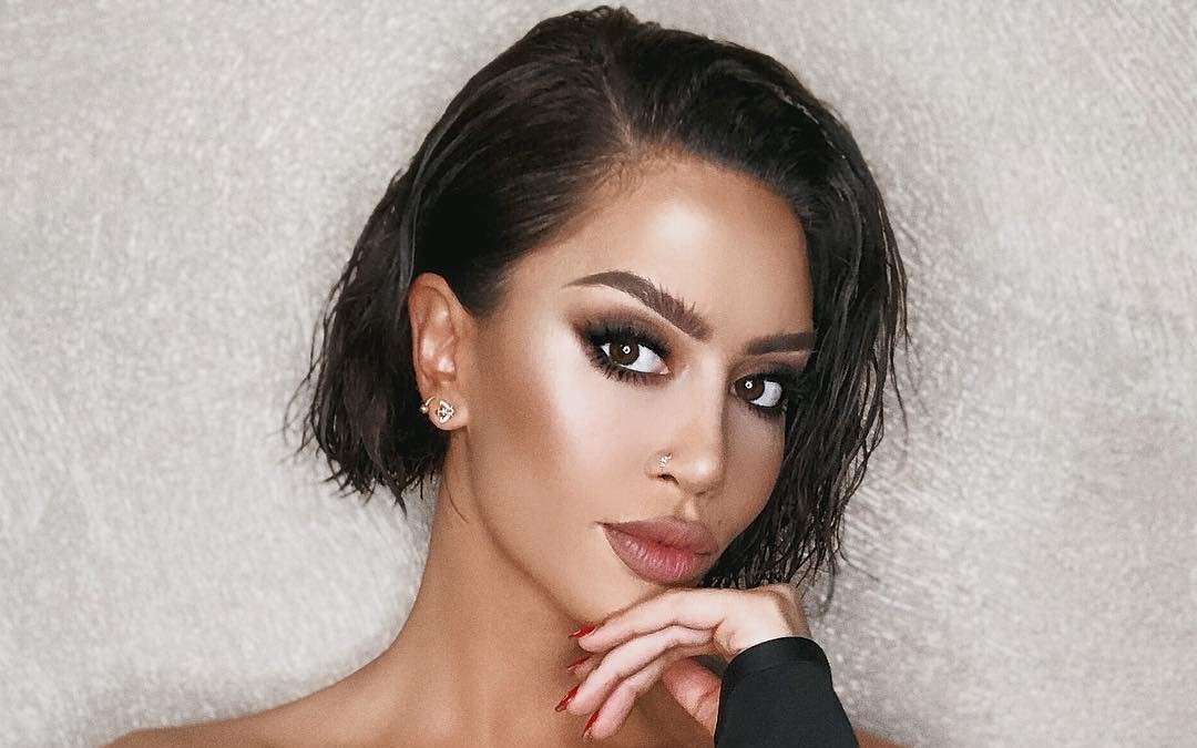 Dafina Zeqiri feston ditën e pavarësisë me përkrenaren e Skënderbeut