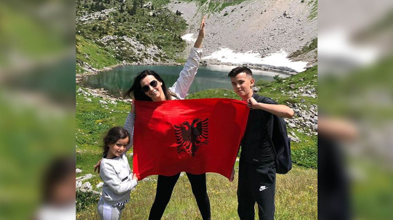 Si rrallë herë, Valbona Selimllari publikon foto me motrën, duken si binjake