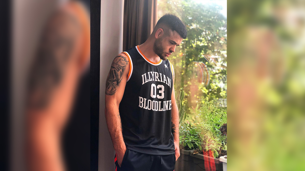 Noizy tregon sa lekë ka në xhep, reperi na habiti me mesazhin e rallë