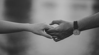 monochrome-photo-of-couple-holding-hands-1004014