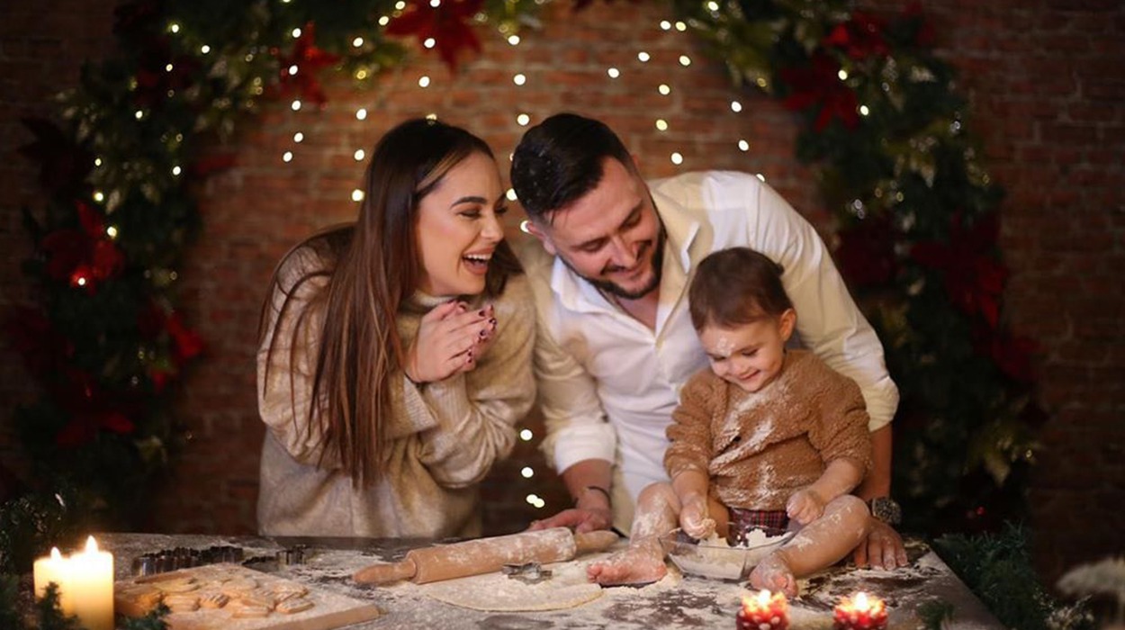 Ajka përfundon në kotecin e pulave, reagimi i Xhensilës do t’ju bëjë të qeshni me lot