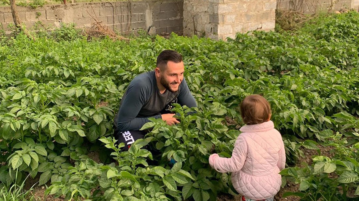 Një kartolinë festive e Besit me Ajkën, babë e bijë duken kaq bukur