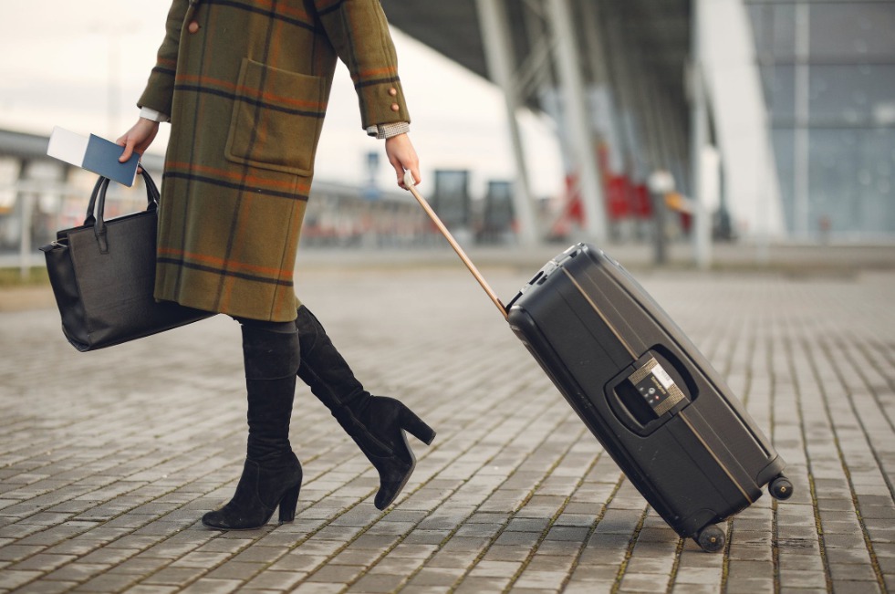 Udhëtonte me burrin e paketuar në valixhe, gruaja ndalohet në aeroport
