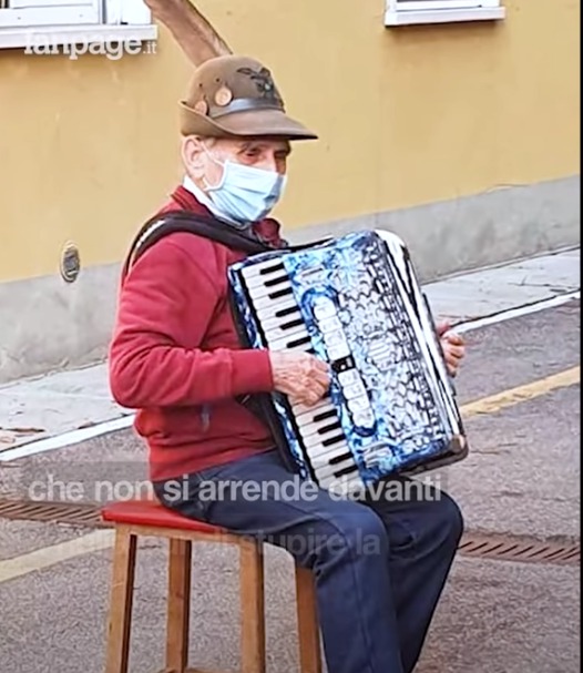 Serenatë në oborrin e spitalit, 81 vjeçari surprizon gruan e sëmurë me COVID