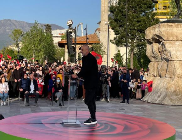 Edi Rama shpall fitoren, pamje nga festa në ‘Sheshin Skënderbej’