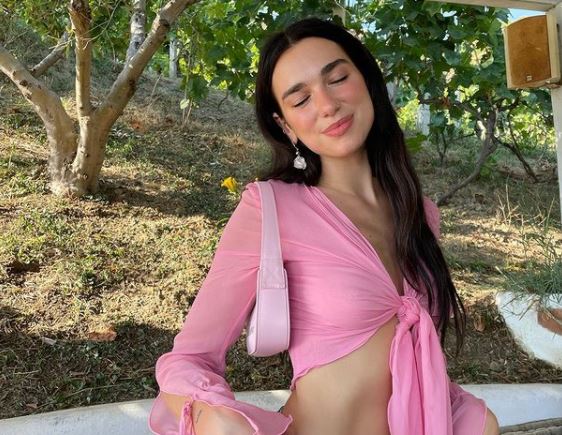 Dua Lipa feston ditëlindjen, prindërit e surprizojnë me dedikimet