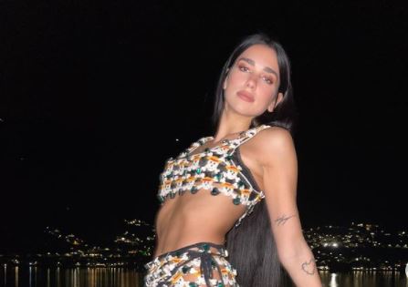 E veshur me ‘Versace’ Dua Lipa shkëlqeu në ‘Javën e Modës në Milano’