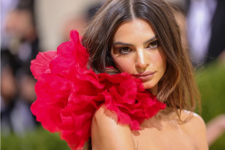 Emily Ratajkowski akuzon aktorin e njohur për ngacmim seksual