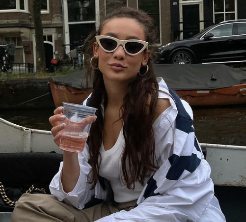 Jona Spahiu ironizon rrjetin: Reagon ndaj shikueshmërisë së fotos së Mateos dhe Brikenës