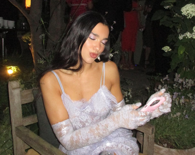 Nuk ndalet, Dua Lipa feston triumfin e ri me fansat