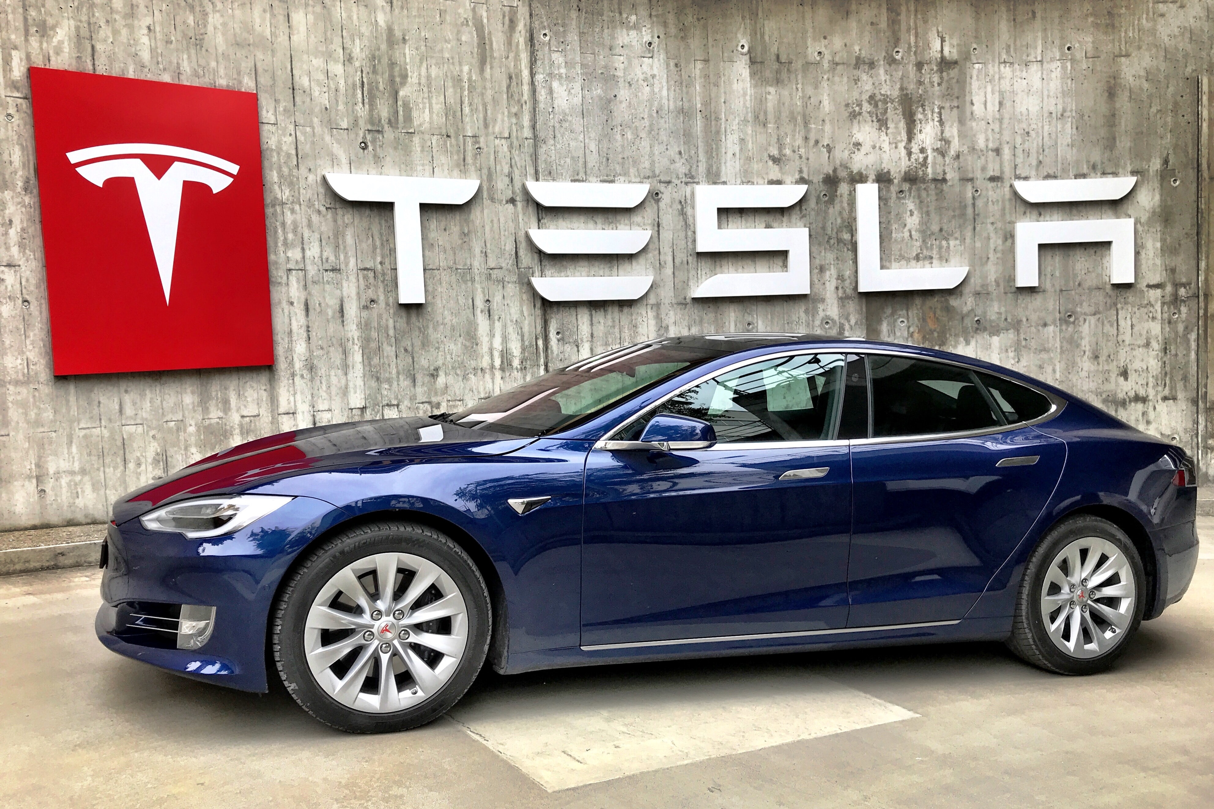 Çfarë ndodhi? Tesla pushon nga puna ekipin e marketingut