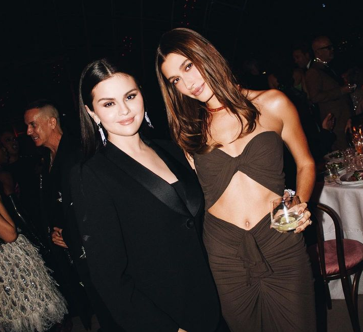 Çfarë fshihet pas takimit miqësor të papritur të Selena Gomez dhe Hailey Bieber?