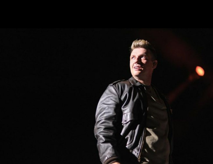 Performoi 1 ditë pas vdekjes së vëllait, Nick Carter shpërthen në lot