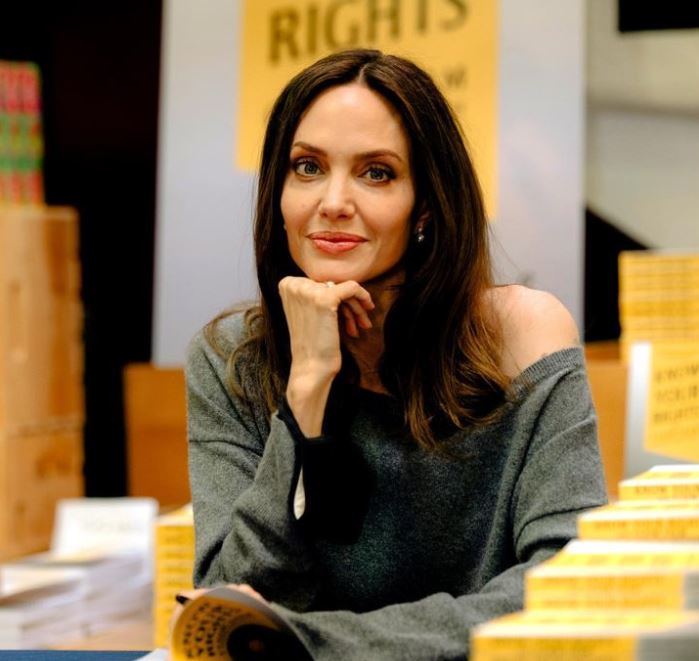 “Doja të punësoja një vrasësë me pagesë”, Angelina trondit fansat me rrëfimin e saj