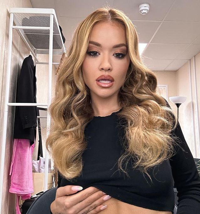 Rita Ora shfaqet provokuese në postimin e fundit, komenti epik i së ëmës do t’ju shkrijë së qeshuri