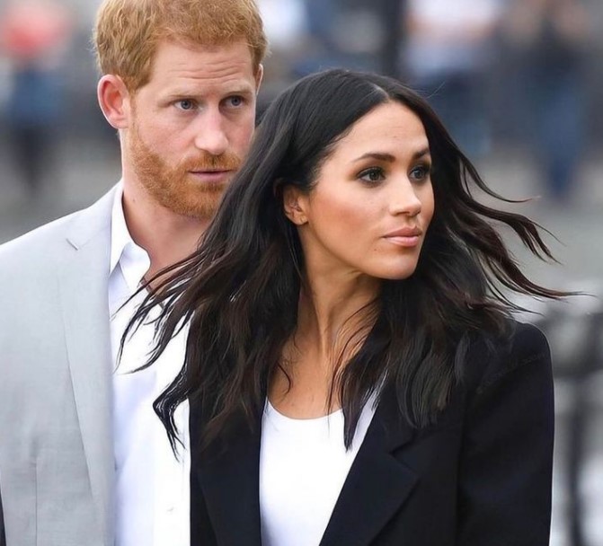 Harry dhe Meghan presin që familja mbretërore t’iu kërkojë falje