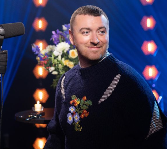 Befason Sam Smith, shkon në emisionin Jimmy Fallon me veshjen e pazakontë