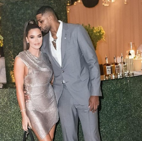 Khloe Kardashian dhe Tristan Thompson zbulojnë emrin e djalit 10 muaj pas lindjes