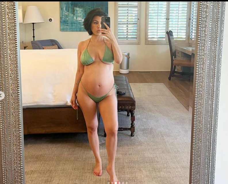 Kourtney Kardashian poton me bikini shtatëzënë