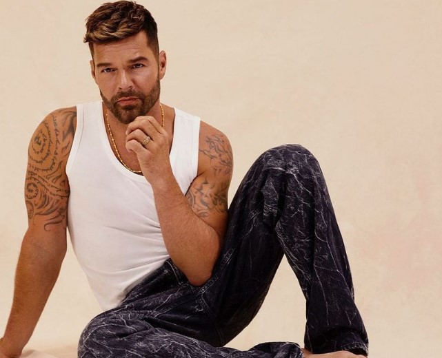 Ricky Martin mbërrin në Tiranë dalin pamjet e para të këngëtarit