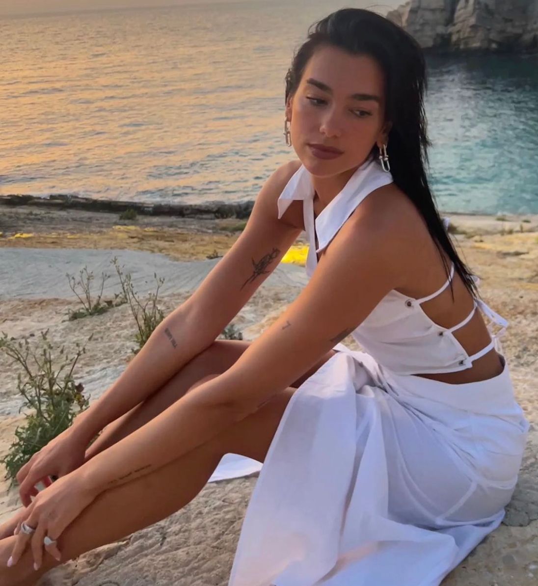 Dua Lipa rikthehet në Shqipëri për pushime, publikon sërish imazhe nga jugu