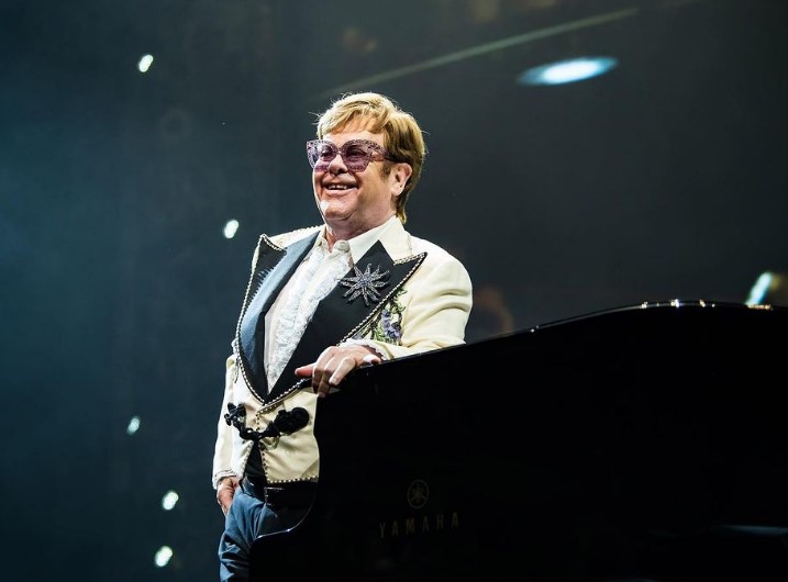 Çfarë ndodhi? Elton John kalon natën në spital