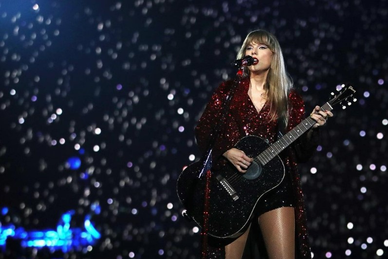 Taylor Swift jep 55 milion dollarë bonuse për ekipin e saj të turneut të Eras