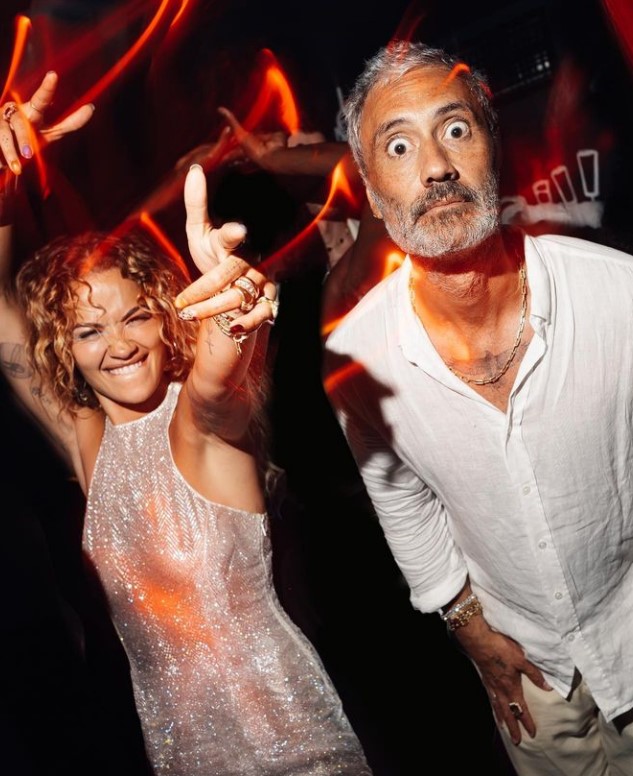 Rita Ora më e pasur se Taika Waititi, ja sa është diferenca mes shifrave të tyre