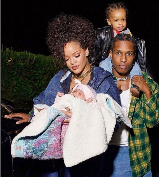 Pse fansat e Rihanna-s mendojnë se këngëtarja po pret binjakë?