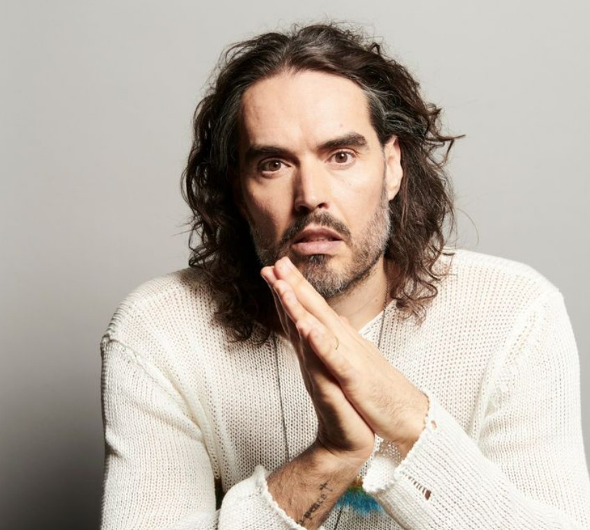 Komediani Russell Brand akuzohet për sulm seksual