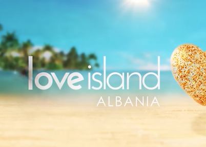 Çifti i zhurmshëm i ‘Love Island’ i japin fund romancës së tyre