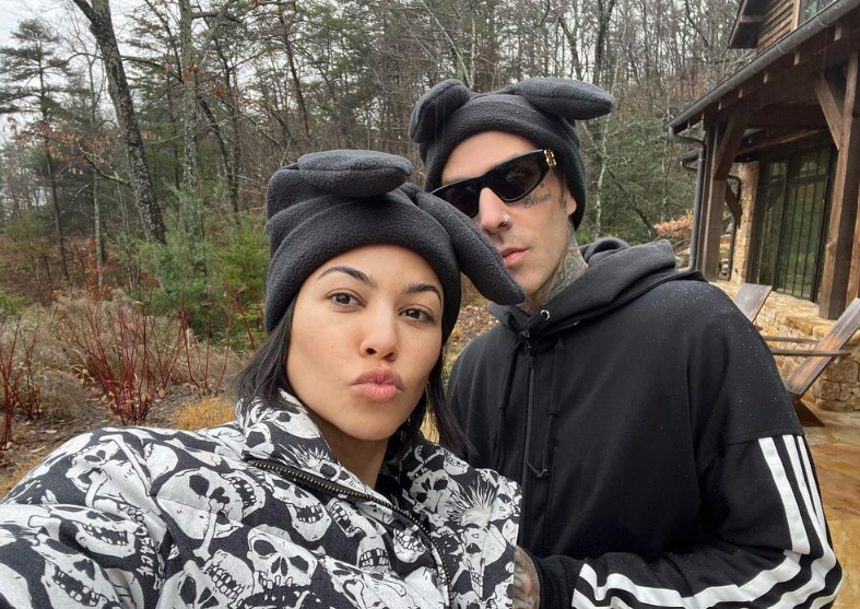 Travis Barker zbulon emrin e foshnjës dhe datën e lindjes së Kourtney